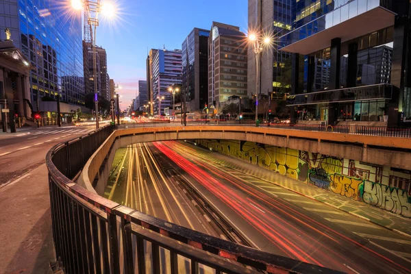 Paulista Avenue på twilight i Sao Paulo — Stockfoto