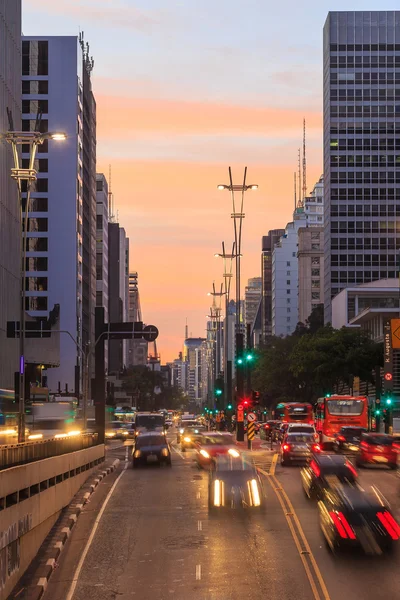 Avenida Paulista en el crepúsculo en Sao Paulo — Foto de Stock