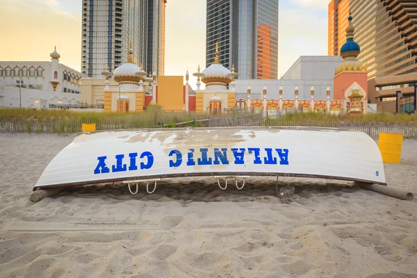 Barca di salvataggio sulla spiaggia di Atlantic City — Foto Stock