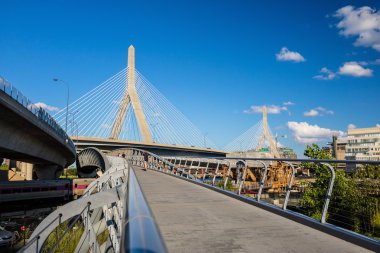 Boston'da blus gökyüzü ile Zakim köprü