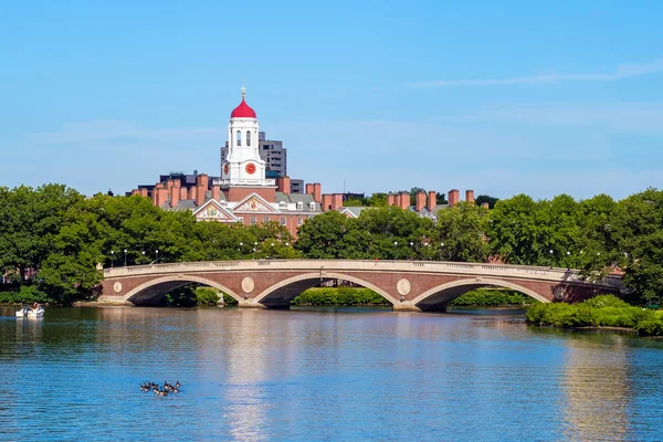 John W. tygodnie most z wieżą zegarową nad Charles River w Harv — Zdjęcie stockowe