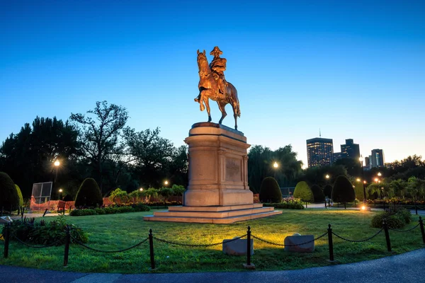 공공 정원 보스턴에서 조지 워싱턴 기념비 — 스톡 사진