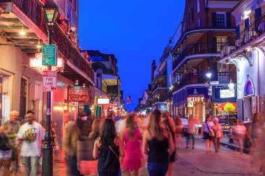 Pub ve barlar ile Fransız Mahallesi, şehir merkezinde neon ışıkları 