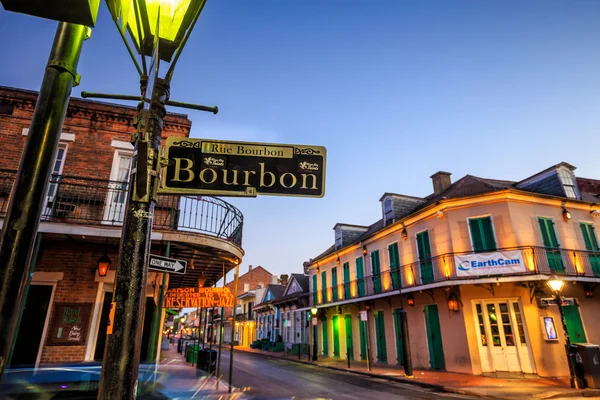 Pubs en bars met neon verlichting in de French Quarter, nieuwe Orlea — Stockfoto