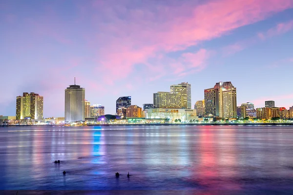 Innenstadt New Orleans, Louisiana und der mississippi Fluss — Stockfoto