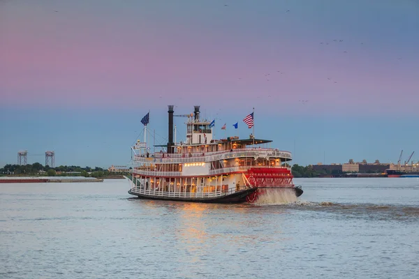 Vapor de remo de Nueva Orleans en el río Mississippi en Nueva Orleans — Foto de Stock