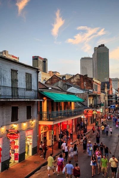 Pubs en bars met neon verlichting in de French Quarter, centrum — Stockfoto