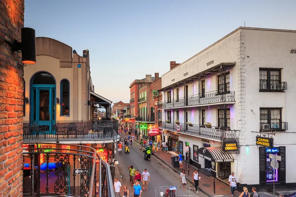 Pubs en bars met neon verlichting in de French Quarter, centrum — Stockfoto