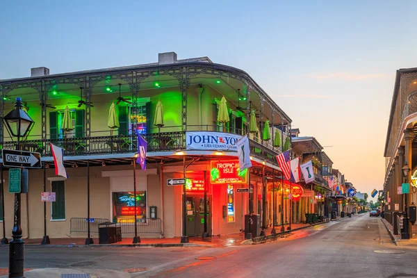 Pubs and bars with neon lights  in the French Quarter, New Orlea — Stock Photo, Image