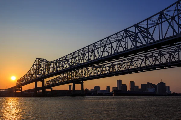 A ponte de conexão Crescent City no rio Mississippi — Fotografia de Stock
