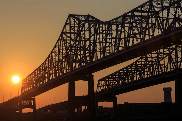 A ponte de conexão Crescent City no rio Mississippi — Fotografia de Stock