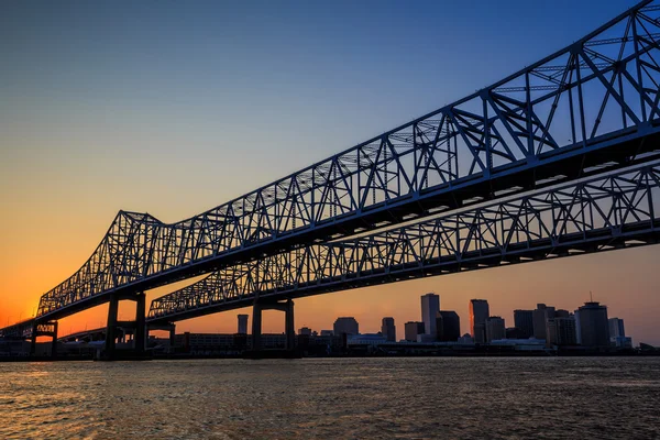 El puente de conexión de Crescent City en el río Mississippi — Foto de Stock