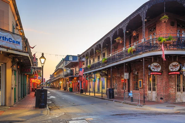 Pubs en bars met neon verlichting in de French Quarter, nieuwe Orlea — Stockfoto