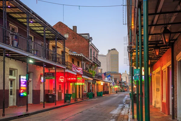 Pubs and bars with neon lights  in the French Quarter, New Orlea — Stock Photo, Image