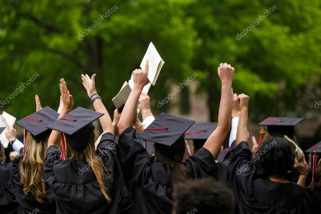 Университет студенты. Стипендия в вузах. Абитуриенты в вуз. Студент со студенческим билетом. Стипендии абитуриентам.