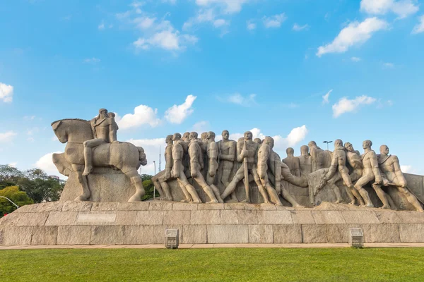 Памятник Бандейрасу в парке Ибирапуэра, Сан-Паулу — стоковое фото