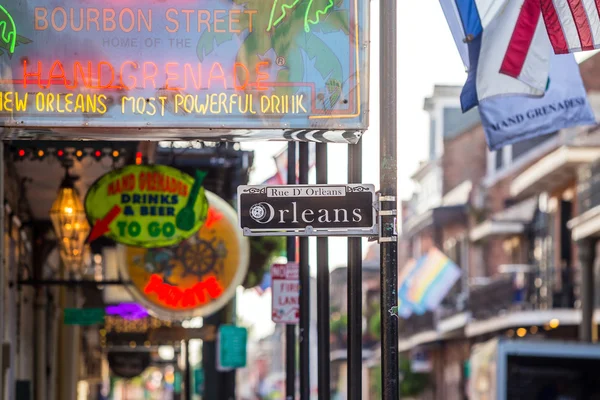 Cartel con Pubs y bares en el Barrio Francés — Foto de Stock