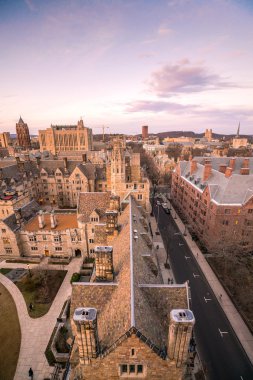 Tarihi bina ve Yale Üniversitesi kampüsü