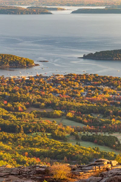 Красивые осенние цвета Acadia, Мэн . — стоковое фото