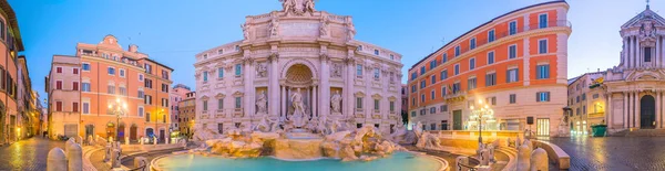 トレビの泉は イタリアのローマの中心部で夜に照らされました — ストック写真