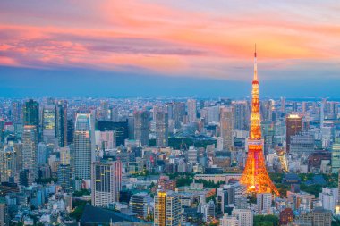 Japonya 'da alacakaranlıkta Tokyo Kulesi ile Tokyo silueti