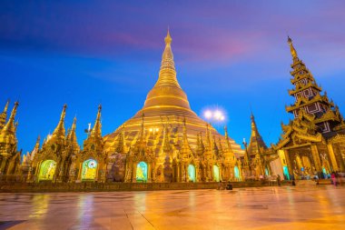 Shwedagon Pagoda Yangon, Myanmar 'da gün batımında