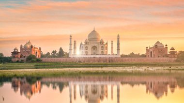 Gün batımında Taj Mahal 'in panoramik görüntüsü Agra, Hindistan' da yansıyor..