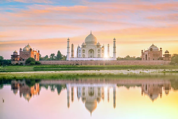 Gün batımında Taj Mahal 'in panoramik görüntüsü Agra, Hindistan' da yansıyor..