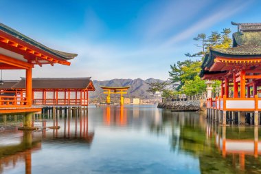 Miyajima Adası, Japonya 'nın ünlü yüzen Torii kapısı.