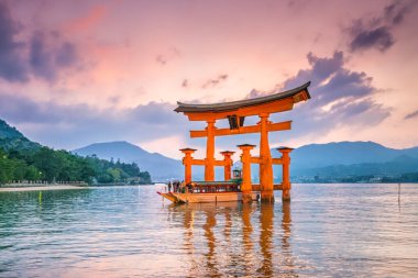 Miyajima Adası, Japonya 'nın ünlü yüzen Torii kapısı.