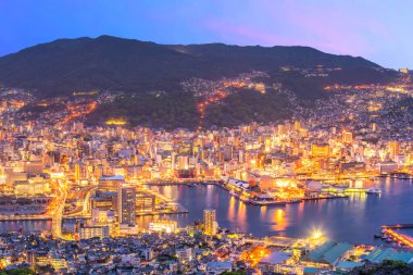 Inasa Dağı 'ndan gece Nagasaki' nin güzel Panorama Hava Görüntüsü