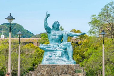 Japonya 'daki Nagasaki Barış Parkı' nda mavi gökyüzü olan Barış Heykeli