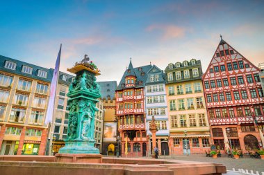 Frankfurt Eski kasaba meydanı Romerberg Alacakaranlıkta Almanya 'da.