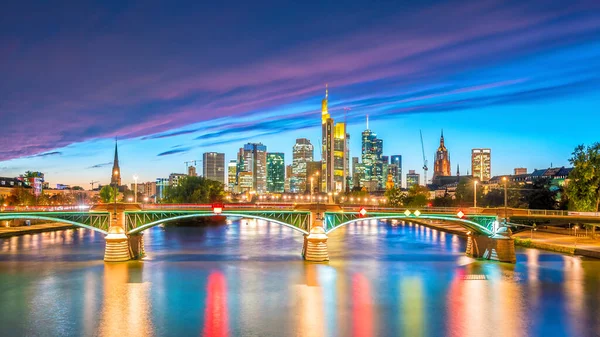 Blick Auf Die Frankfurter Skyline Bei Sonnenuntergang — Stockfoto