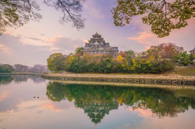 Okayama Şatosu sonbahar sezonunda Okayama City, Japonya 'da gün batımında