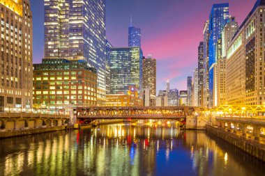 Chicago şehir merkezi ve gece Chicago nehri..