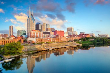 Nashville, Tennessee şehir merkezi Cumberland Nehri ufuk çizgisi.
