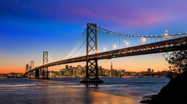 San Francisco silueti ve Bay Köprüsü, Kaliforniya, ABD