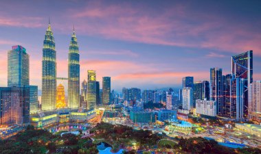 Alacakaranlıkta Kuala Lumper ufuk çizgisinin en üst görüntüsü