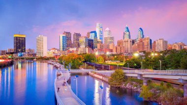 Philadelphia 'nın merkezindeki Skyline, Pennsylvania Alacakaranlıkta