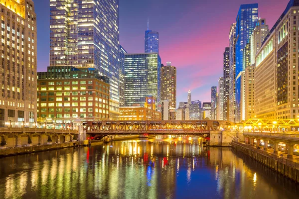 Chicago şehir merkezi ve gece Chicago nehri..