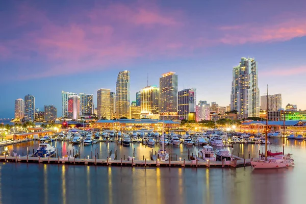 Miami City Skyline Panorama Bij Schemering Met Stedelijke Wolkenkrabbers Jachthaven — Stockfoto