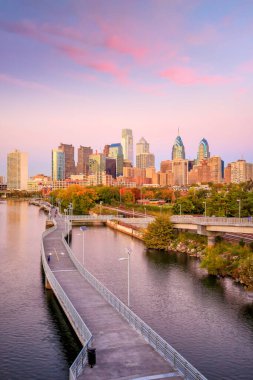 Philadelphia 'nın merkezindeki Skyline, Pennsylvania Alacakaranlıkta