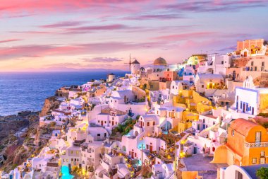 Santorini adasının alacakaranlık manzarası harika. Meşhur Oia şehrinde gün batımı, Yunanistan, Avrupa