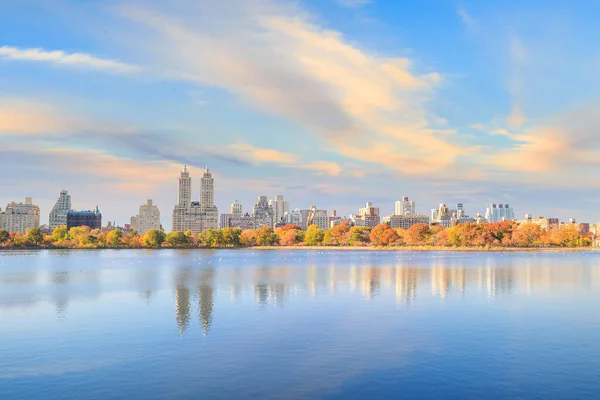 Central Park Het Najaar Met Kleurrijke Bomen Wolkenkrabbers — Stockfoto