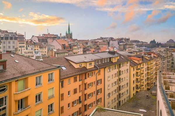 Şehir Merkezindeki Lozan Şehri Gün Batımında Sviçre Ufuk Çizgisi — Stok fotoğraf