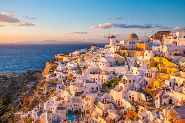 Santorini adasının alacakaranlık manzarası harika. Meşhur Oia şehrinde gün batımı, Yunanistan, Avrupa