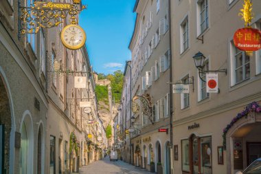 Salzburg, Avusturya - 13 Ağustos 2018: Getreidegasse Caddesi - Salzburg 'daki ünlü alışveriş caddesi.