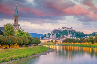 Salzburg şehrinin güzel manzarası yazın gün batımında gökyüzüne yükselir, Avusturya