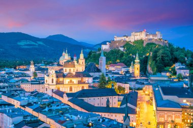 Salzburg şehrinin güzel manzarası yazın gün batımında gökyüzüne yükselir, Avusturya